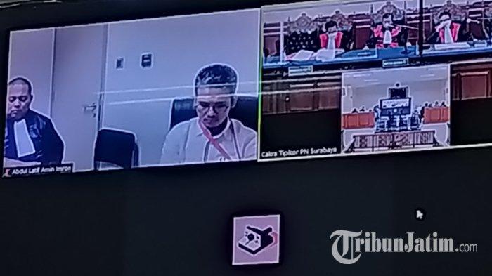 Wajah Ra Latif melalui monitor Ruang Sidang Cakra Kantor Pengadilan Tipikor Surabaya