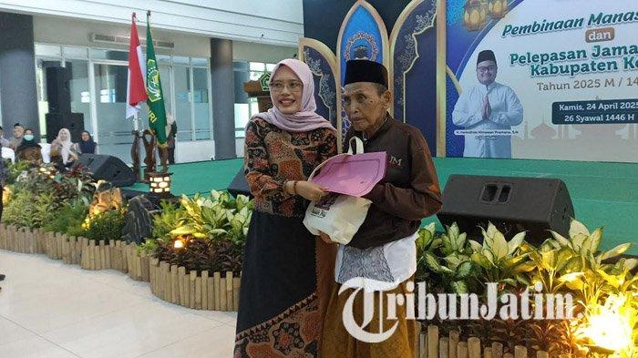 BINGKISAN - Wakil Bupati Kediri, Dewi Mariya Ulfa memberikan apresiasi dan bingkisan secara simbolis kepada Mbah Istadi pada pelepasan calon jemaah haji (CJH) di Auditorium Simpang Lima Gumul Kediri, Kamis (24/4/2025). Istadi merupakan CJH tertua dari Kabupaten Kediri tahun 2025.
