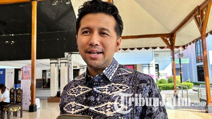 ANGKUTAN TERINTEGRASI - Wakil Gubernur Jawa Timur, Emil Elestianto Dardak angkat bicara soal polemik Transjatim dengan Pemkot Surabaya, saat diwawancara di Cak Durasim, Surabaya, Kamis (24/7/2025). Ia akan berkomunikasi dengan Wali Kota Surabaya, Eri Cahyadi terkait realisasi dan integrasi Bus Transjatim dengan Kota Surabaya dalam kerangka SUMP.