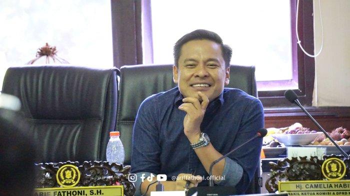 Wakil Ketua DPRD Kota Surabaya Arif Fathoni mendesak agar pelaksanaan program Makan Bergizi Gratis (MBG) diserahkan ke sekolah pada Senin, (3/2/2025). Artinya, Badan Gizi Nasional (BGN) dan pemegang otoritas program ini bermitra dengan sekolah.