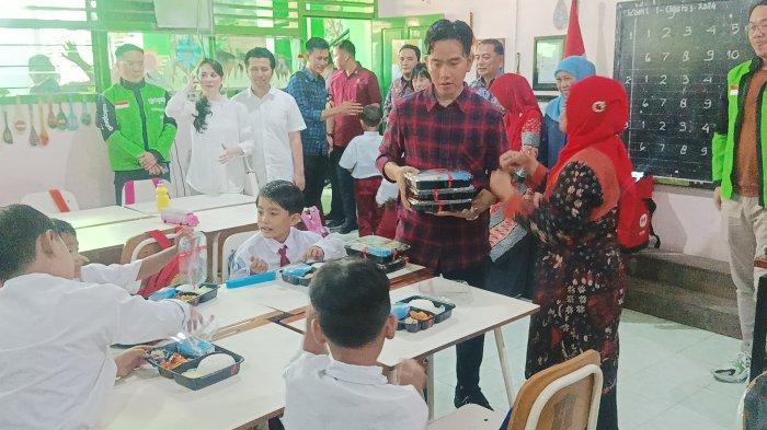 Wakil Presiden terpilih Gibran Rakabuming Raka melakukan uji coba makan bergizi gratis di Surabaya, Kamis (1/8/2024).