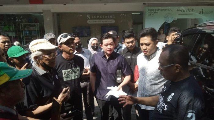Wakil Wali Kota Surabaya Armuji mediasi pengusaha dengan ketua RT soal biaya lahan parkir. 