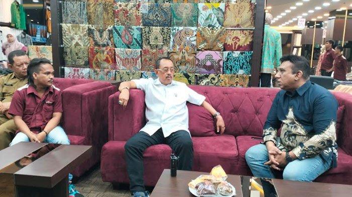 PENGUSAHA - Wakil Wali Kota Surabaya, Armuji mendatangi pengusaha India di D'Fashion Textile and Tailor Jalan Basuki Rahmat Surabaya untuk mengklarifikasi aduan karyawan terkait salat Jumat bergilir, Rabu (23/4/2025). Cak Ji ditemui langsung pimpinan D'Fashion Textile and Tailor, Prakas.