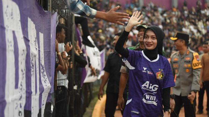 NONTON LANGSUNG - Wali Kota Kediri, Vinanda Prameswati, hadir langsung menyaksikan laga pramusim antara Persik Kediri melawan Asia Warriors FC yang digelar di Stadion Brawijaya, Minggu (20/7/2025). Ia juga menitipkan pesan pada seluruh Persikmania dan masyarakat.