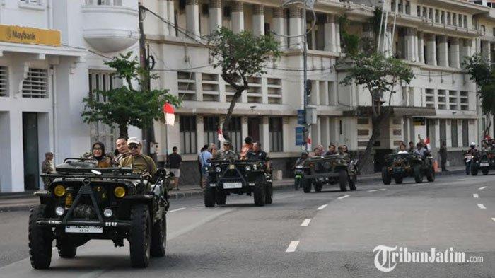 SOFT LAUNCHING - Wali Kota Surabaya Eri Cahyadi berkeliling kawasan kota lama dengan jeep sekaligus melakukan prosesi Soft launching Kota Lama Surabaya yang dipusatkan di Gedung Internatio Surabaya, Kamis (27/6/2024).