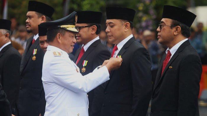 Wali Kota Surabaya, Eri Cahyadi menerima penganugerahan tanda kehormatan Satyalancana Karya Bhakti Praja Nugraha dari Presiden RI Joko Widodo (Jokowi), yang diwakilkan Mendagri Tito Karnavian, dalam Upacara Peringatan Hari Otonomi Daerah (Otoda) ke XXVIII, di Balai Kota Surabaya, Kamis (25/4/2024).