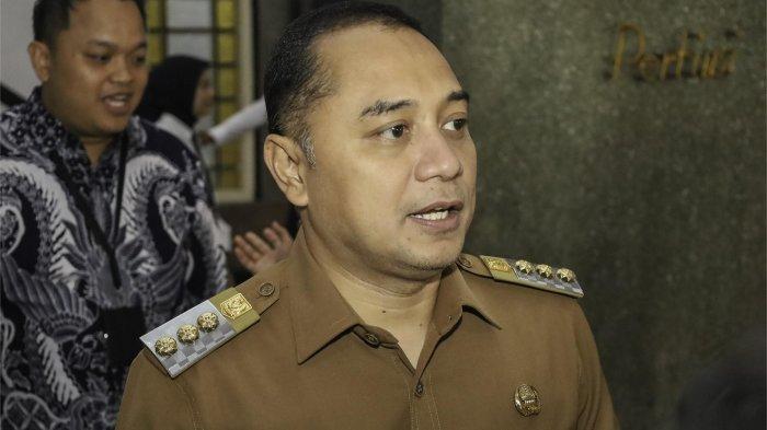 BERI PENJELASAN - Wali Kota Surabaya Eri Cahyadi saat berikan penjelasan di Surabaya beberapa waktu lalu. Wali Kota Eri melarang SD - SMP negeri menggelar wisata dan wisuda dengan menggunakan anggaran bersumber dari pungutan wali murid.