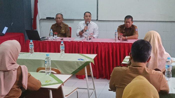 Wali Kota Surabaya Eri Cahyadi saat hadir di SDN Ketabang, Senin (15/1/2024). 