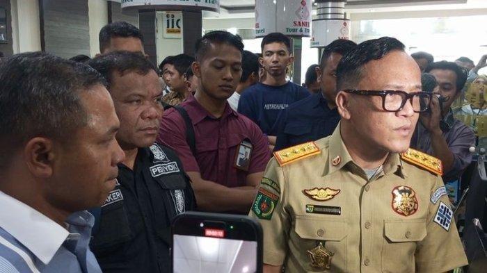 BOS TRAVEL KABUR - Wamenaker dan Gubernur Riau saat sidak perusahaan Sanel Tour and Travel Pekanbaru, Riau, Rabu (14/5/2025). Kedatangan Wamenaker Immanuel Ebenezer sampai dua kali diabaikan menindaklanjuti kasus penahanan ijazah yang dialami oleh 47 mantan karyawan perusahan.
