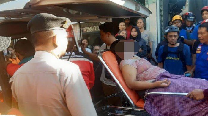 Wanita di Kota Malang yang tercebur sumur 25 meter berhasil dievakuasi dan akan dinaikkan ke mobil ambulans untuk dibawa ke RSSA Malang