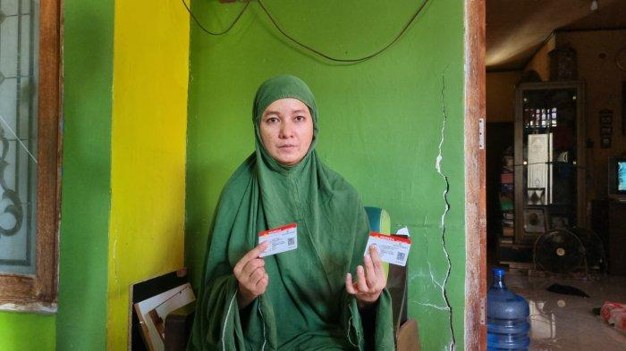Wanita yang anaknya gagal ujian SIM 13 kali di Gresik, Marita Sanisaat ditemui di rumahnya.