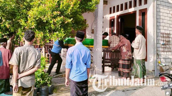Jasad Wardatun Toyyibah tiba di rumah duka di Desa Ima'an, Kecamatan Dukun, Gresik, Sabtu (16/3/2024). Wardatun Toyyibah sebelumnya ditemukan tewas mengenaskan di rumahnya. Sementara anak balitanya yang masih berusia 2,5 tahun, ditemukan selamat namun mengalami luka di kaki.
