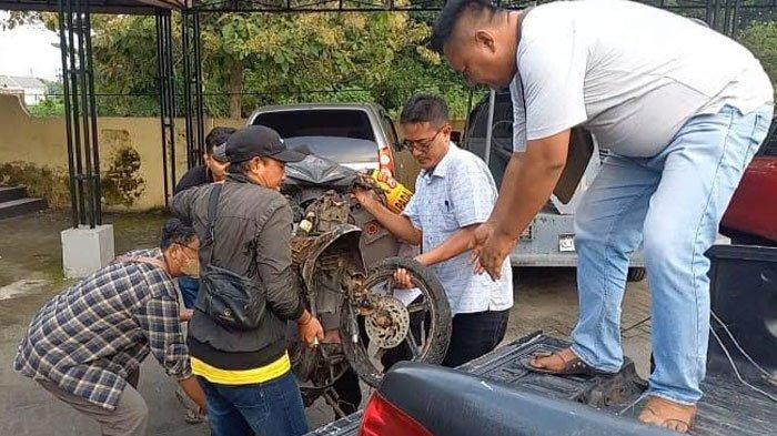 MOTOR DALAM SUNGAI - Motor milik Hadi Purwanto (47) warga Desa Sengon, Kecamatan/Kabupaten Jombang, Jawa Timur saat dibawa menggunakan mobil setelah ditemukan di dalam sungai pada Minggu (2/2/2025). Sepeda motor tersebut ditemukan warga yang sedang mancing di sungai tersebut.