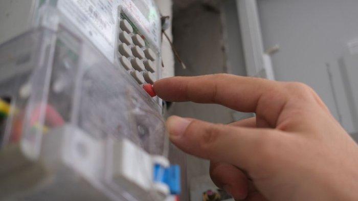 TAGIHAN LISTRIK PLN - Foto ilustrasi mengisi token listrik. Program diskon tarif listrik 50 persen kembali berlaku untuk periode Juni-Juli 2025, Senin (2/6/2025).