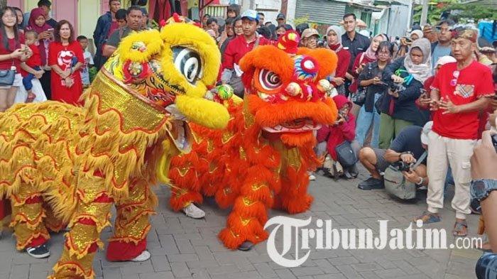 TOLERANSI DALAM IMLEK - Warga Kampung Tambak Bayan Surabaya merayakan Imlek dengan menggelar pertunjukan barongsai yang berjalan semarak, Rabu (29/1/2025). Pertunjukan juga dirangkai dengan penampilan jaranan rea reo yang menjadi wujud toleransi dan gotong royong.