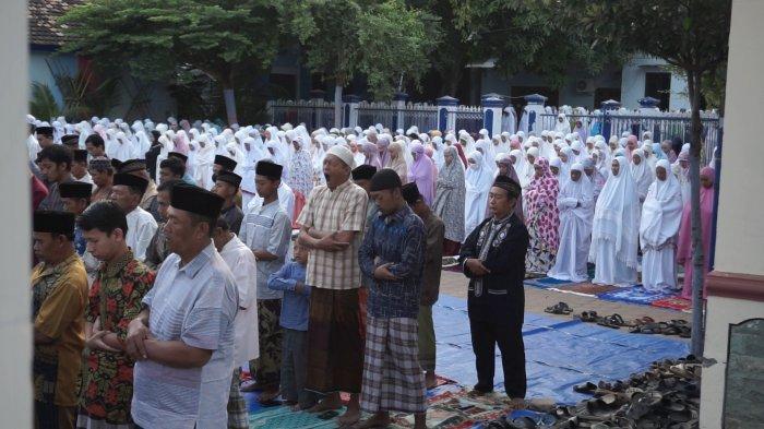 Warga Muhammadiyah di Kabupaten Tuban, melaksanakan salat Idul Adha di Madrasah Ibtidaiyah Muhammadiyah (MIM) 3 Kelurahan Panyuran, Kecamatan Palang, Rabu (28/6/2023).