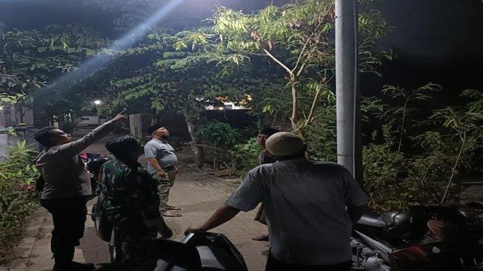 Warga dan anggota koramil dan Polsek saat mendatangi lokasi kejadian di Situbondo.