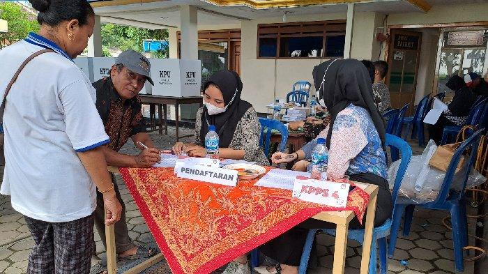 Warga datang ke TPS 02 Desa Senggreng, Kecamatan Sumberpucung, Kabupaten Malang untuk Pemungutan Suara Ulang, Jumat (23/2/2024)