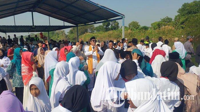 Warga di atas kapal Amazon Van Java menelusuri Sungai Bengawan Solo, di Gresik, Sabtu (17/8/2024).