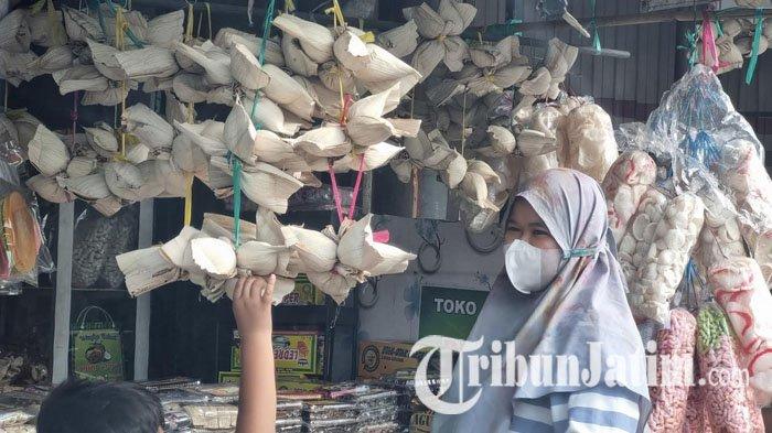 Pudak Gresik - Warga membeli pudak di Jalan Veteran, Kecamatan Kebomas, Kabupaten Gresik, Sabtu (8/2/2025). Pudak merupakan makanan khas Gresik yang pas untuk menjadi oleh-oleh.