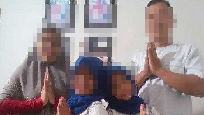 Warga syok mengetahui  guru SD berinsial W dan keluarganya bunuh diri di Malang, Selasa (12/12/2023). 

