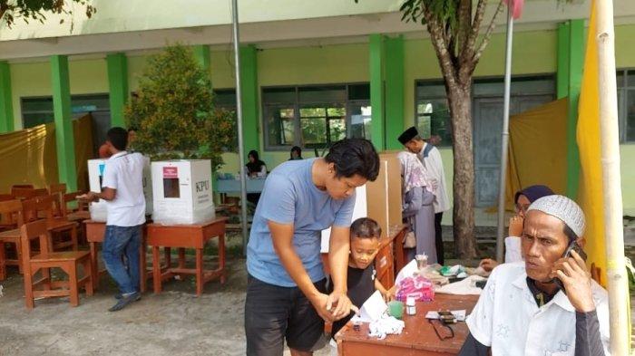 Warga saat menyalurkan hak pilihnya pada Pilkada 2024 di salah satu TPS di Kabupaten Sampang, Madura.