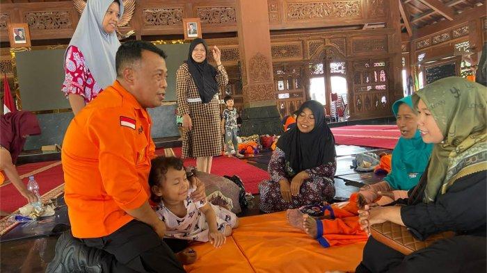 Warga terdampak banjir diungsikan di Pendopo Ponorogo. Banjir landa Ponorogo, Senin (16/12/2024) pagi. Dilaporkan 7 kecamatan di bumi reog terendam banjir