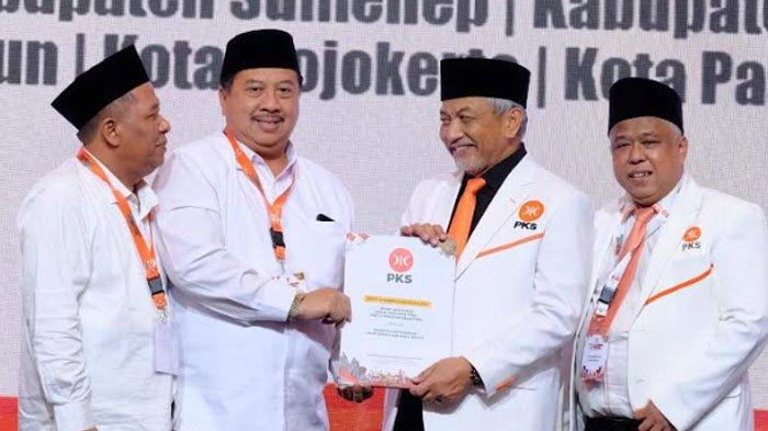Warsubi dan Gus Salman saat Menerima Surat Rekomendasi dari PKS untuk Maju Pilkada Jombang 2024