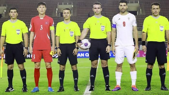 WASIT LAGA - Wasit Gulmurodi Sadullo (memegang bola) yang akan memimpin laga Timnas Indonesia vs Bahrain dalam lanjutan matchday kedelapan Grup C Kualifikasi Piala Dunia 2026 Zona Asia pada Selasa (25/3/2025) malam WIB. Dulu pernah untungkan Timnas Indonesia di Piala Asia 2023 saat kalahkan Vietnam.