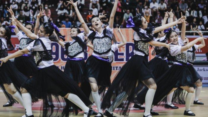 Melalui konsep penampilannya pada DBL Dance Competition 2023 Seri Surabaya, Wednesday (tim dance SMA Cita Hati West Surabaya) ingatkan sisi bahayanya internet dan sosmed jika tidak dapat mengontrolnya.
