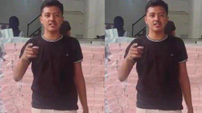 WILDAN PASURUAN -  Sosok Rama Wildan viral di media sosial karena pamer uang baru Rp 2 miliar. Warga Pasuruan, Jawa Timur ini ternyata pengusaha tukar uang baru. Sumber uangnya jadi sorotan.