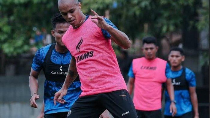 LATIHAN - Wiliam Marcilio saat menggiring bola dalam sesi latihan tim Arema FC di Lapangan Universitas Brawijaya Malang, Selasa (14/1/2025). Wiliam Marcilio berpotensi untuk merumput kembali bersama Arema FC.
