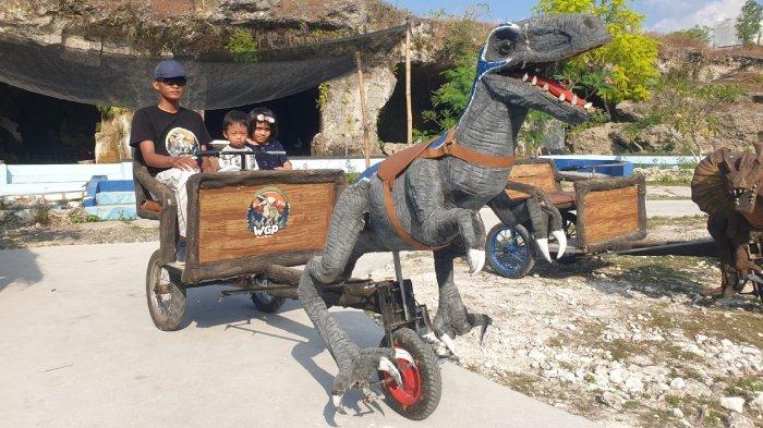 Wisata di Dino Park Gunung Pundut, Desa Ketanen, Kecamatan Panceng, Kabupaten Gresik, Jawa Timur, Minggu (29/12/2024).