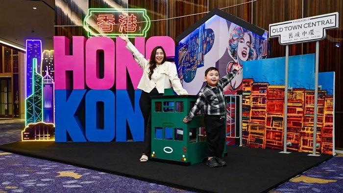 WISATAWAN SURABAYA- Wisatawan asal Kota Surabaya, Jawa Timur, Anggraeni Vania Prayitno bagikan kisah menariknya selama liburan bersama keluarga di Hong Kong pada acara Surabaya Trade and Media Update 2025 di Hotel Westin Surabaya, Kamis (10/7/2025).