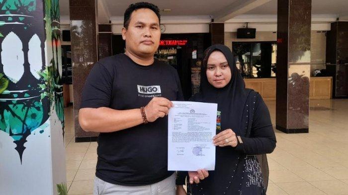 Wita Wijayanti warga Desa Ranubedali, Kecamatan Ranuyoso, Kabupaten Lumajang, Jawa Timur melapor ke Polres Lumajang usai menjadi sasaran komentar tak senonoh di media sosial Facebook, Rabu (11/9/2024).