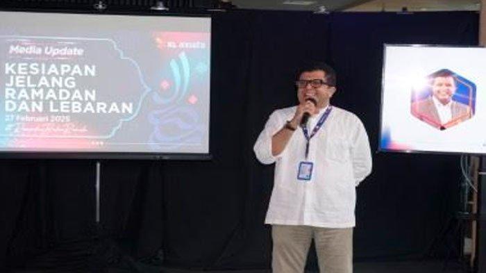 PERKUAT JARINGAN - Direktur & Chief Technology Officer XL Axiata, I Gede Darmayusa. XL Axiata telah melakukan sejumlah langkah strategis untuk memastikan jaringan tetap optimal. Beberapa kesiapan utama yang sudah dilakukan meliputi penambahan kapasitas di lebih dari 2000 BTS  dan penempatan 120 MBTS. Selain itu, juga telah dilakukan peningkatan kapasitas core sebesar 20 persen dan peningkatan kapasitas RAN untuk lebih dari 2000 Sites