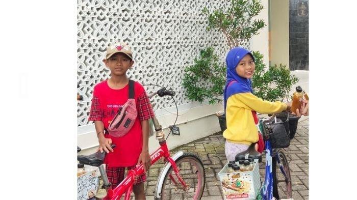 JUALAN JAMU - Yarindu dan adiknya, Dema, saat berjualan jamu di Kemenag Rembang. Yarindu mengaku berjualan sepulang sekolah demi membantu ibunya.