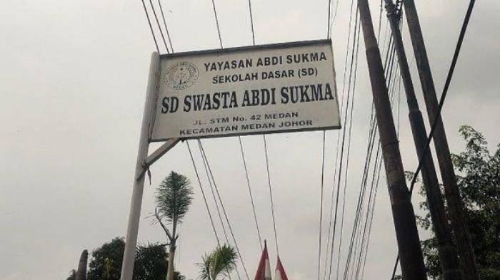 Yayasan Abdi Sukma sekolah siswa yang dihukum belajar dengan duduk di lantai.