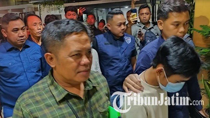 Tim Siber Polda Jatim menangkap YouTuber konten kreator asal Madura, pemilik akun YouTube Akeloy Production, pembuat Film 'Guru Tugas 2' yang meresahkan masyarakat kalangan pesantren di Madura, karena diduga memproduksi konten video bermuatan asusila, Jumat (10/5/2024).
