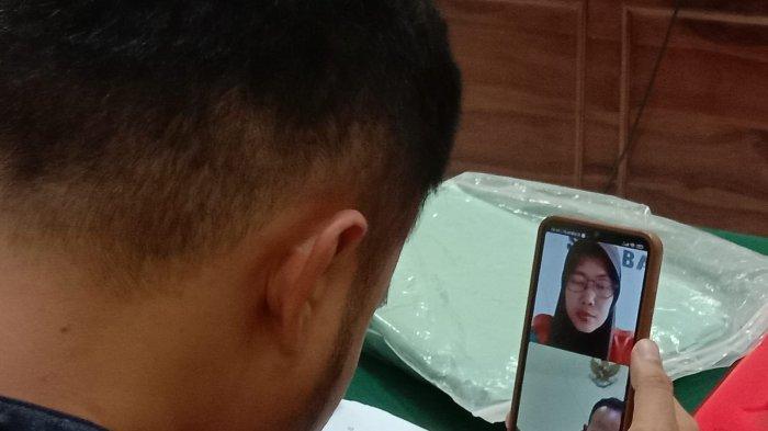 Yuliatin saat diadili secara daring oleh majelis hakim Pengadilan Negeri Surabaya.
