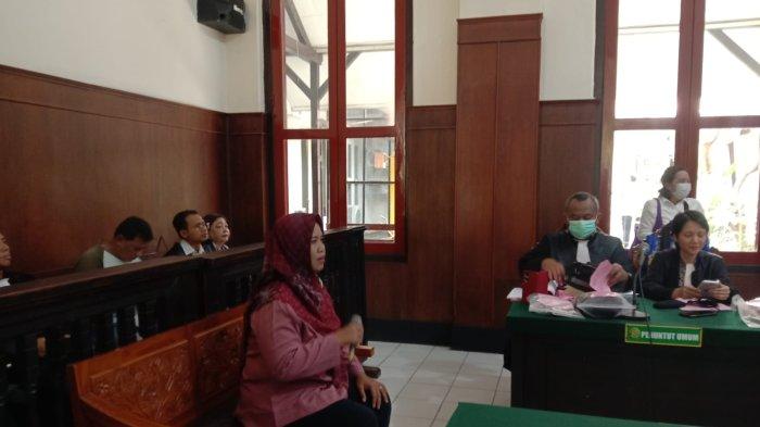 Yus’in, korban, saat memberikan keterangan di PN Surabaya