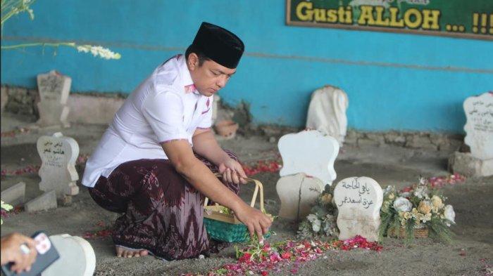 Zahrul Azhar Asumta atau Gus Hans Ziarah ke Makam Keluarga di Ponpes Darul Ulum Rejoso Peterongan Jombang, Kamis (29/8/2024)