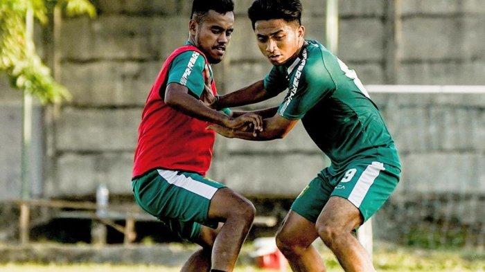 M Alwi (kiri) sebelum menepi pada latihan Persebaya di Stadion Pusaka, Wiyung, Surabaya, Senin (7/9/2020).