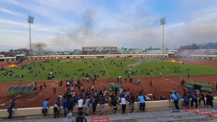 RICUH - Laga Persela Lamongan melawan Persijap Jepara dalam lanjutan kompetisi Liga 2 dihentikan karena para suporter ricuh, Selasa (18/2/2025). Sejumlah fasilitas stadion rusak parah akibat suporter yang ricuh