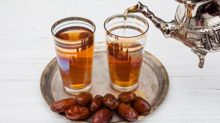 Ilustrasi air nabeez atau infused water kurma yang sehat bagi tubuh.