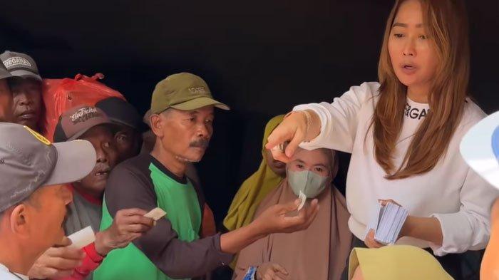 Aksi Inul Daratista bagikan THR dan hampers ke warga