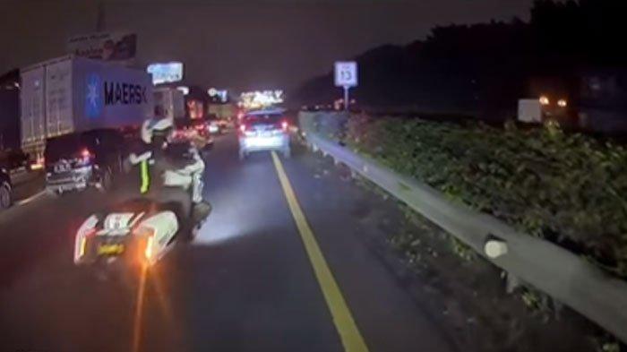 PATWAL AROGAN LAGI - Tangkapan layar unggahan akun Instagram @dashcamindonesia, Rabu (19/3/2025). Aksi arogan patwal terekam kamera diduga pukul mobil saat pengawalan.