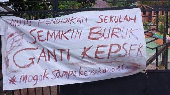 Spanduk dari aksi guru mogok ngajar karena kepsek tak transparan soal dana sekolah. Bahkan kepsek datang jam 7 pulang jam 9 dengan urusan dinas.