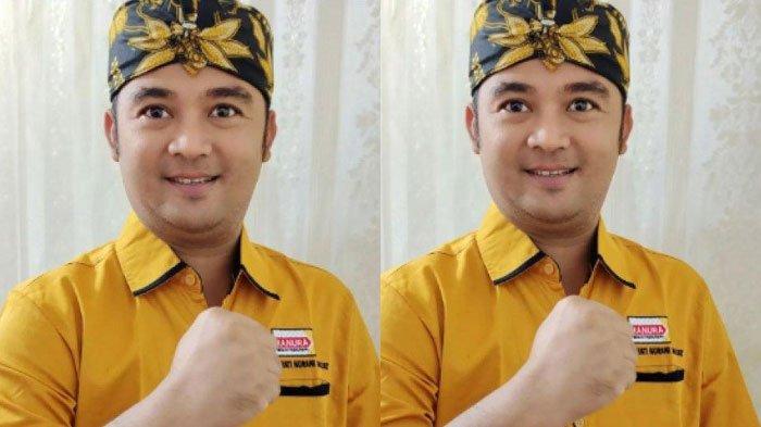 Aktor Mak Lampir, Sandy Permana tewas ditusuk. Ia pertama kali ditemukan oleh tetangganya. Kini pelaku diburu  polisi.