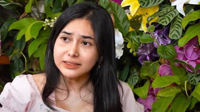 DISELINGKUHI - Tangkap layar Dilan Janiyar di YouTube Denny Sumargo, Rabu (30/4/2025). Meski diselingkuhi, Dilan tetap memberi uang Rp800 juta ke mantan suaminya.
